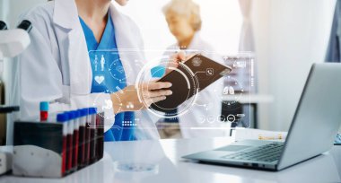 DNA molekül testi konseptleri. Maskeli doktor kimya laboratuvarındaki DNA moleküllerini sanal ikon çizelgesiyle inceliyor.