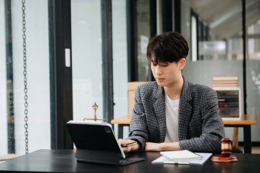 Adalet ve hukuk kavramı. Bir mahkeme salonunda erkek yargıç ve modern ofiste çalışan avukat veya erkek avukat..