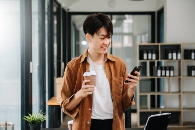 Adam mobil ödemeler için akıllı telefon kullanıyor online alışveriş, omni kanalı, masada oturuyor, sanal simge grafik arayüzü