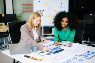 İş adamları ofiste toplanıyor. Çalışan beyin fırtınası ve takım olarak çalışmak, kağıt ve tablet üzerinde projeyi planlamak ve tartışmak.