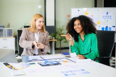 İş adamları ofiste toplanıyor. Çalışan beyin fırtınası ve takım olarak çalışmak, kağıt ve tablet üzerinde projeyi planlamak ve tartışmak.