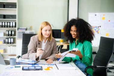 İş adamları ofiste toplanıyor. Çalışan beyin fırtınası ve takım olarak çalışmak, kağıt ve tablet üzerinde projeyi planlamak ve tartışmak.