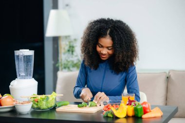 Sağlıklı yemek, taze meyve, sebze ve blender. Modern bir mutfakta beslenme, sağIık ve temiz yemek temaları için mükemmel.