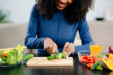 Sağlıklı yemek, taze meyve, sebze ve blender. Modern bir mutfakta beslenme, sağIık ve temiz yemek temaları için mükemmel.