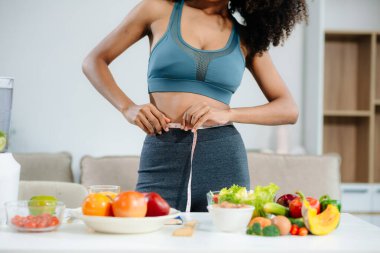 Sağlıklı bir yaşam tarzı için taze meyve ve sebzeleri karıştıran bir kadının hayat dolu bir sağlık sahnesini keşfedin. Fitness, beslenme ve temiz yeme temaları için mükemmel.