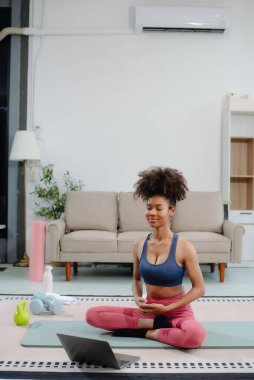 Yoga Yapan Afrikalı Kadın ve İnternette Ders İzleme, Evde Oturma Odası Eğitimi
