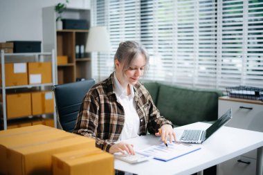 Video yayınında kıyafet satan genç kadınlar. Akıllı telefon ya da tablet kullanarak küçük işletme KOBİ 'si kurun ve satın alıp kontrol edin
