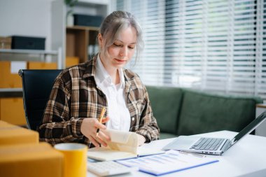 Küçük işletme girişimcisi KOBİ 'de ofis, kutu, tablet ve dizüstü bilgisayarda çalışan serbest çalışan kadın, çevrimiçi pazarlama, paketleme