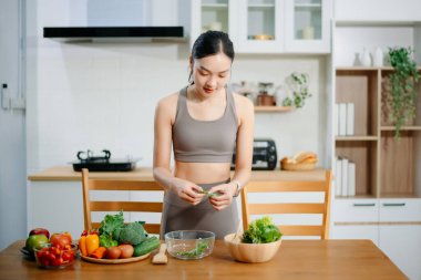 Mutfakta Sağlıklı Yemek Hazırlayan Kadın, Sağlıklı Kadın Taze Malzemelerle Meyve Smoothie ve Salata Yapıyor