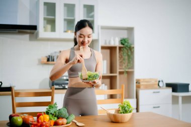 Mutfakta Sağlıklı Yemek Hazırlayan Kadın, Sağlıklı Kadın Taze Malzemelerle Meyve Smoothie ve Salata Yapıyor