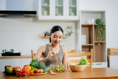 Mutfakta Sağlıklı Yemek Hazırlayan Kadın, Sağlıklı Kadın Taze Malzemelerle Meyve Smoothie ve Salata Yapıyor