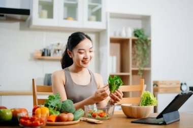 Mutfakta Sağlıklı Yemek Hazırlayan Kadın, Fit Kadın Taze Malzemelerle Meyve Smoothie ve Salata Yapıyor. Aktif sağlıklı yaşam tarzı, temiz yeme konsepti