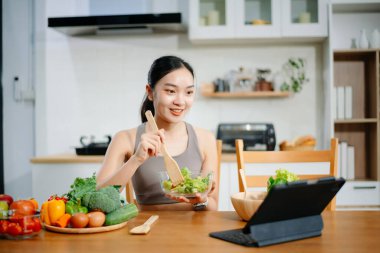 Mutfakta Sağlıklı Yemek Hazırlayan Kadın, Sağlıklı Kadın Taze Malzemelerle Meyve Smoothie ve Salata Yapıyor