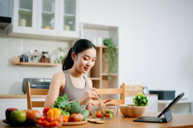 Mutfakta Sağlıklı Yemek Hazırlayan Kadın, Sağlıklı Kadın Taze Malzemelerle Meyve Smoothie ve Salata Yapıyor