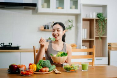 Mutfakta Sağlıklı Yemek Hazırlayan Kadın, Fit Kadın Taze Malzemelerle Meyve Smoothie ve Salata Yapıyor. Aktif sağlıklı yaşam tarzı, temiz yeme konsepti