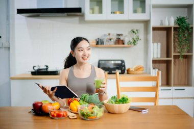 Spor giyim sektöründe bayan sporcular mutfakta spor kıyafetlerini giyer ve sağlıklı tarifler yazarlar. Aktif sağlıklı yaşam tarzı, temiz yeme konsepti