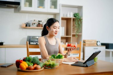 Spor giyim sektöründe bayan sporcular mutfakta spor kıyafetlerini giyer ve sağlıklı tarifler yazarlar. Aktif sağlıklı yaşam tarzı, temiz yeme konsepti