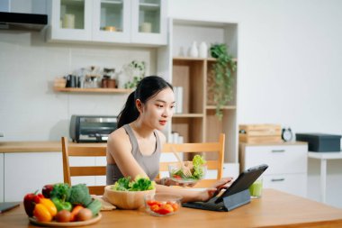 Spor giyim sektöründe bayan sporcular mutfakta spor kıyafetlerini giyer ve sağlıklı tarifler yazarlar. Aktif sağlıklı yaşam tarzı, temiz yeme konsepti