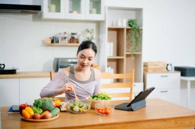 Spor giyim sektöründe bayan sporcular mutfakta spor kıyafetlerini giyer ve sağlıklı tarifler yazarlar. Aktif sağlıklı yaşam tarzı, temiz yeme konsepti