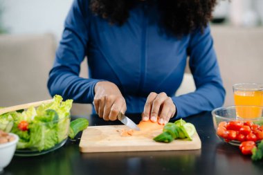 Sağlıklı yemek, taze meyve, sebze ve blender. Modern bir mutfakta beslenme, sağIık ve temiz yemek temaları için mükemmel.