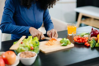 Sağlıklı yemek, taze meyve, sebze ve blender. Modern bir mutfakta beslenme, sağIık ve temiz yemek temaları için mükemmel.