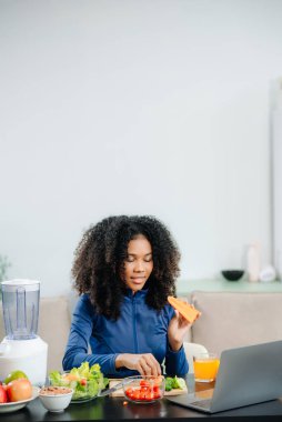 Sağlıklı yemek, taze meyve, sebze ve blender. Modern bir mutfakta beslenme, sağIık ve temiz yemek temaları için mükemmel.