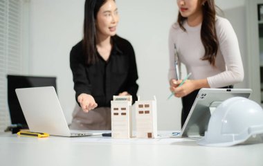 Birlikte çalışan mühendis ekipleri, kentteki inşaat sahasında çalışan miğferler takıyorlar..