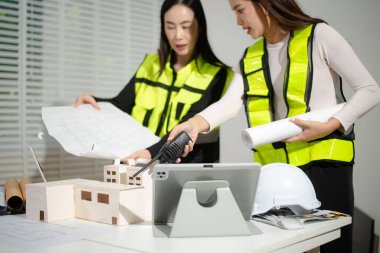 Şirketin modern ofisinde rüzgar enerjisi hakkında danışmanlık yapan iş adamları. Asya endüstrisi profesyonel takımı.