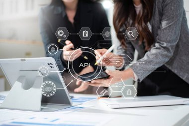 API Uygulama Programlama Arayüzü, laptop, tablet ve akıllı telefon kullanan kadın sanal ekran API ikon yazılım geliştirme aracı, modern teknoloji kavramı