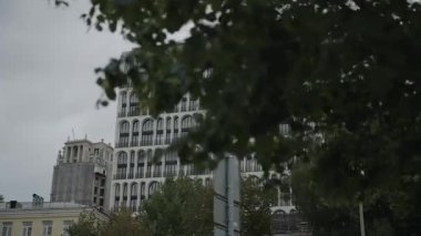 Moskova 'nın merkezinde alışılmadık pencereleri olan bir binanın ön cephesi. Dolly kamera. 4k