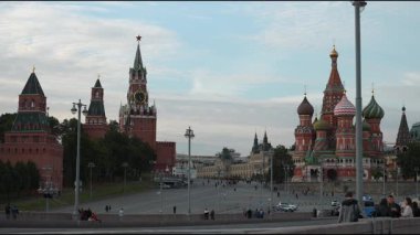 Bulutlu havada Moskova Kremlin manzaralı şehir manzarası. HD