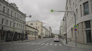 Moskova 'nın merkez caddesindeki at arabasının kavşağı. Bakış açısı. 4k