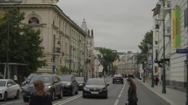 Moskova 'nın merkez caddesindeki at arabasının kavşağı. Bakış açısı. 4k