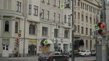 Moskova 'nın merkez caddesindeki at arabasının kavşağı. Bakış açısı. 4k