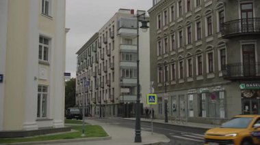 Moskova 'nın merkez caddesindeki at arabasının kavşağı. Bakış açısı. 4k