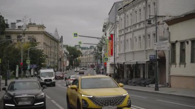 Moskova 'nın merkez caddesindeki at arabasının kavşağı. Bakış açısı. 4k