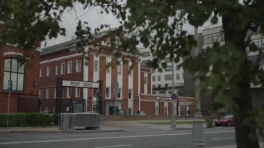 Moskova 'nın merkezinde sütunları olan güzel bir kırmızı tuğla bina. Dolly kamera. 4k