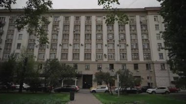 SSCB günlerinden beri Moskova 'nın merkezinde seçkin bir apartman. Hareket halindeyken çekildi. 4k