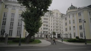 SSCB günlerinden beri Moskova 'nın merkezinde seçkin bir apartman. Hareket halindeyken çekildi. 4k