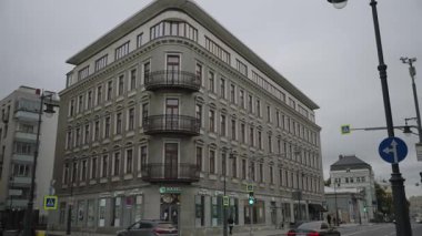 SSCB günlerinden beri Moskova 'nın merkezinde seçkin bir apartman. Hareket halindeyken çekildi. 4k