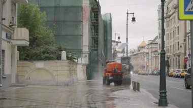 Moskova 'nın merkezinde bir su makinesi kaldırımları yıkıyor. 4k
