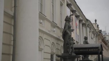 Moskova 'nın merkezinde heykeltıraş Zurab Tsereteli' nin sanat galerisinin inşası. Hareket halindeyken ateş ediyorlar. 4k