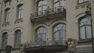 Evin ön cephesinde Fransız mimarisi tarzında güzel balkonlar var. 4k