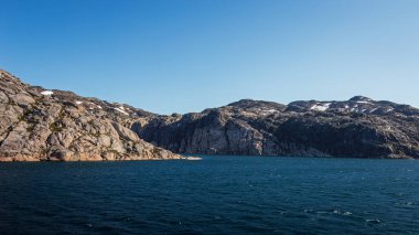 Prens Christian Sund, Grönland, Ağustos 2025, çarpıcı fiyortlar, dağlar ve buzullar. Buzulların üzerindeki sislerin arasından.