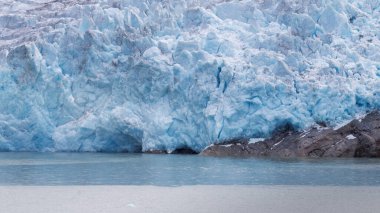 Prens Christian Sund, Grönland, Ağustos 2025. Aktif buzağılarla bu muhteşem fiyorttan geçmek için ikinci girişim.. 
