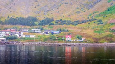 Scenic Safjrur, İzlanda 'ya yelken açmak. Balıkçı kasabası Isafjordur, Westfjords 'un en büyük şehridir. Ağustos 2025