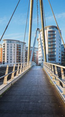 Leeds Rıhtımı 'nda nehir kenarında bir yürüyüş. Havası, Leeds, Batı Yorkshire, İngiltere Kasım 2025.