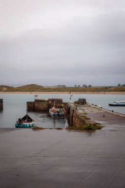 Eylül 2025 'te Northumberland Sahili' nde Beadnell Körfezi 'ne küçük bir balıkçı limanı kuruldu.