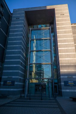 Leeds 'teki Kraliyet Cephanelik Müzesi Leeds Rıhtımı' ndan alınmış. Leeds City 'nin çeşitli unsurlarını gösteriyor. Kasım 2025