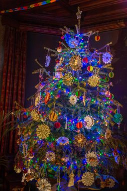 Viktorya tarzı Noel süslemeleri, kağıt zincirler, Noel krakerleri ve parti..